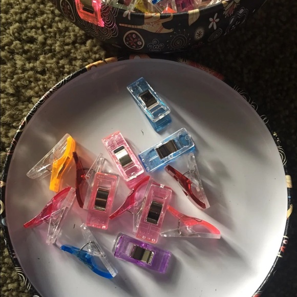 🌺💟MINI CLOTHESPINS in Black Tin - Picture 2 of 2